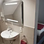 Zur Eisenbahn Отель Реннинген